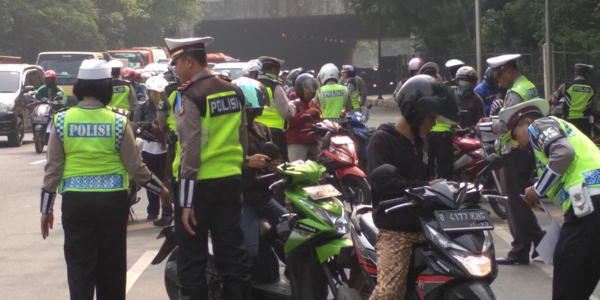 Bali police checkpoint checking scooter tourists in Canggu