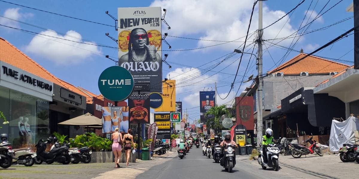 The famous Canggu Shortcut road connecting Berawa and Batu Bolong in Bali